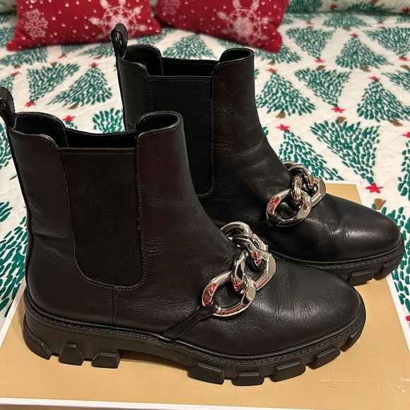 Michael Kors Scarlett Leather Bootie. Like NEW!! Size 7 (in original box). - Picture 2 of 5